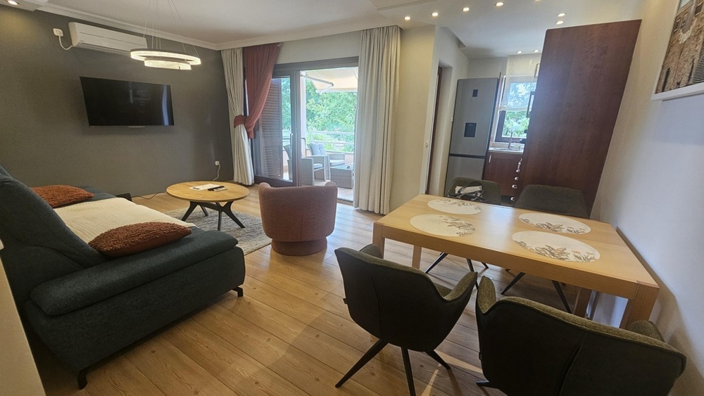 Salon avec espace repas et accès au balcon