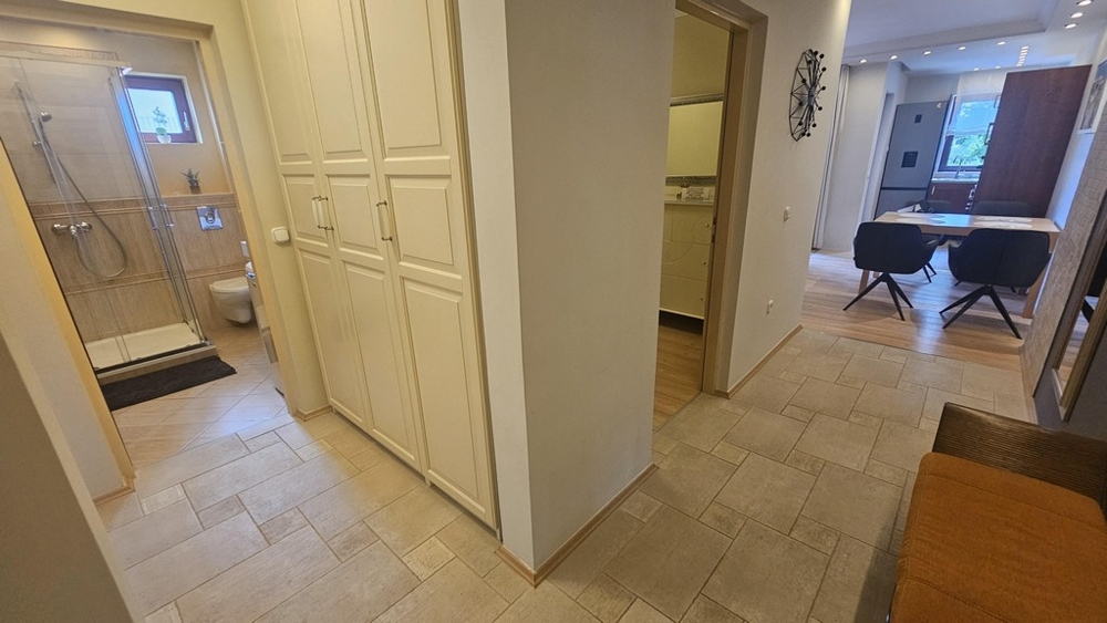 Couloir avec placard intégré et vue sur la salle de bains