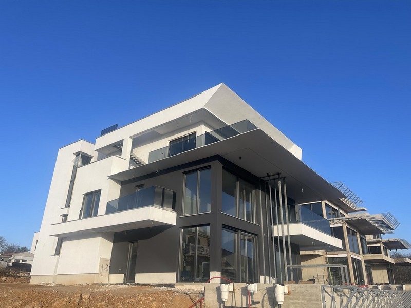 Construction neuve avec penthouse à Njivice sur Krk, vue extérieure