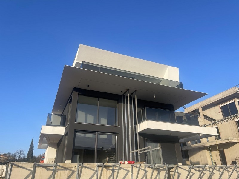 Immeuble moderne avec penthouse à Njivice, vue latérale