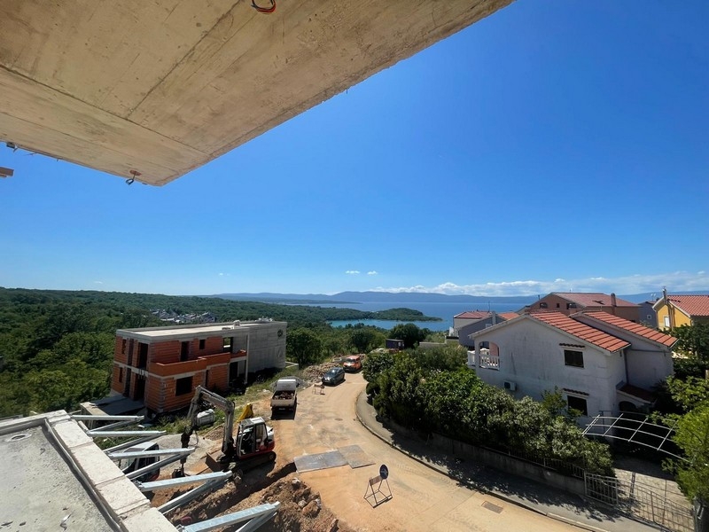 Vue mer depuis le toit-terrasse par-dessus les toits de Njivice