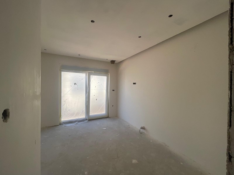 Pièce du penthouse avec porte-fenêtre donnant sur le balcon