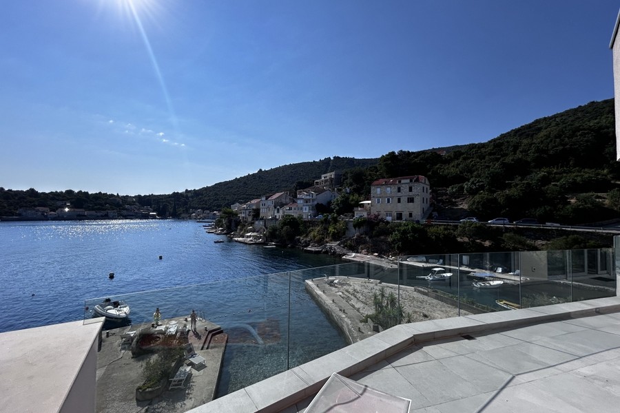 Terrasse avec garde-corps en verre et vue sur la baie de Racisce, Korcula