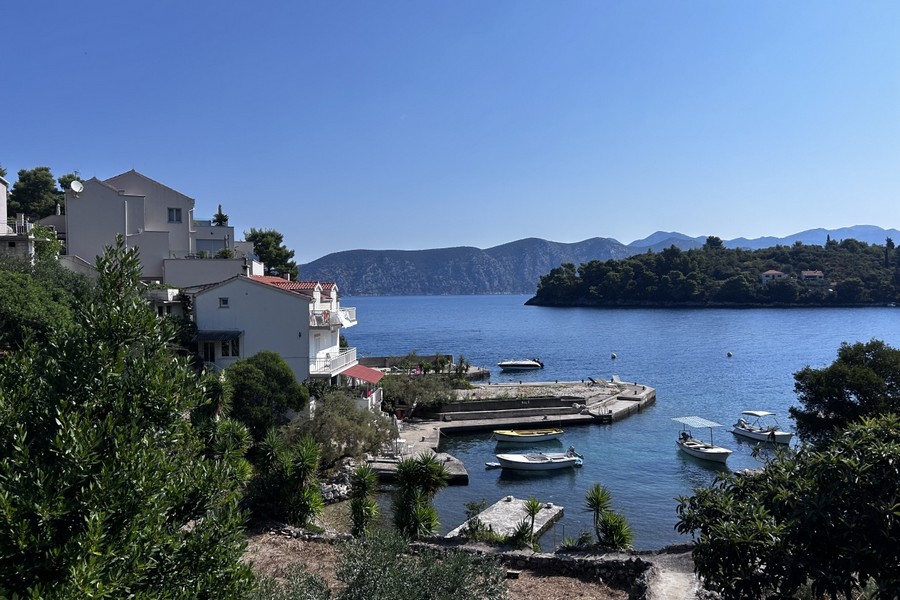 Baie de Racisce avec bateaux et mouillages, île de Korcula