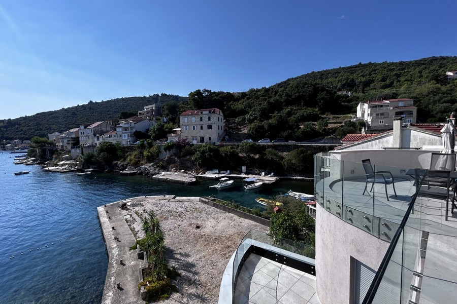 Vue depuis la terrasse sur le village et la baie, Racisce Korcula