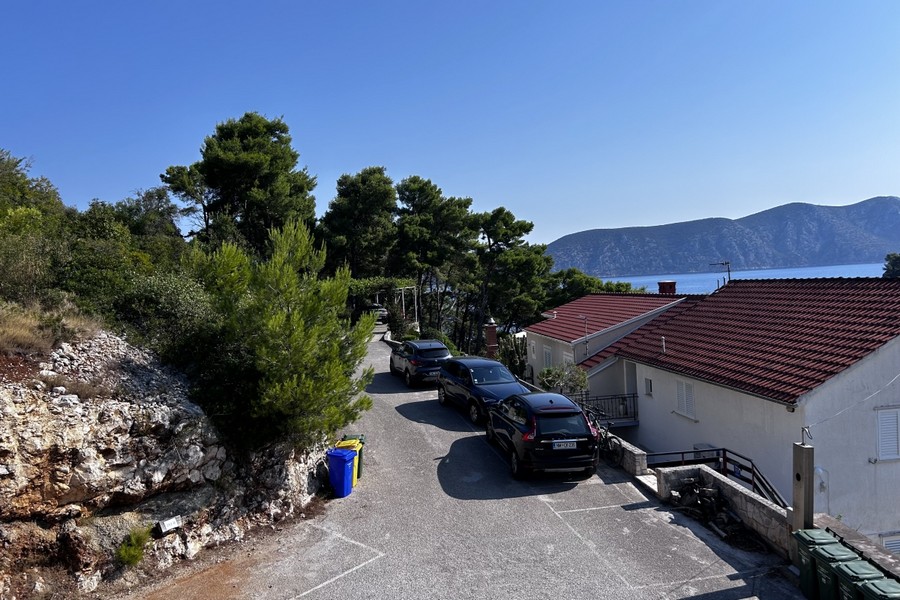 Allée d'accès avec places de stationnement et vue mer, appartement Racisce Korcula