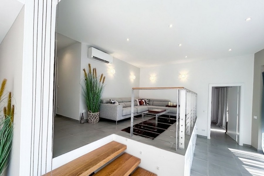 Séjour surélevé avec canapé et escalier en bois, appartement Korcula