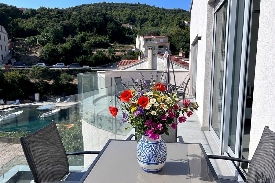Coin salon sur la terrasse avec vue sur la baie et les bateaux, Racisce
