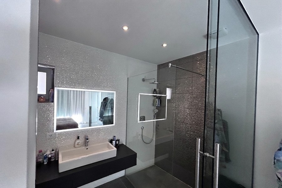 Salle de bains moderne avec douche en verre, appartement sur Korcula