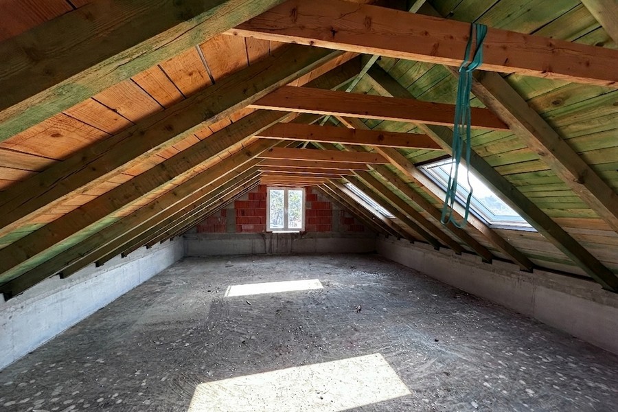 Combles aménageables avec poutres en bois et fenêtres de toit, Korcula