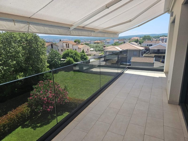 Balcon couvert avec vue sur Malinska et la mer