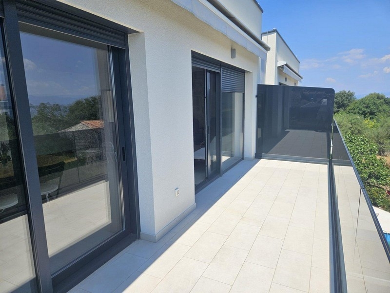 Balcon avec portes coulissantes et vue sur la mer