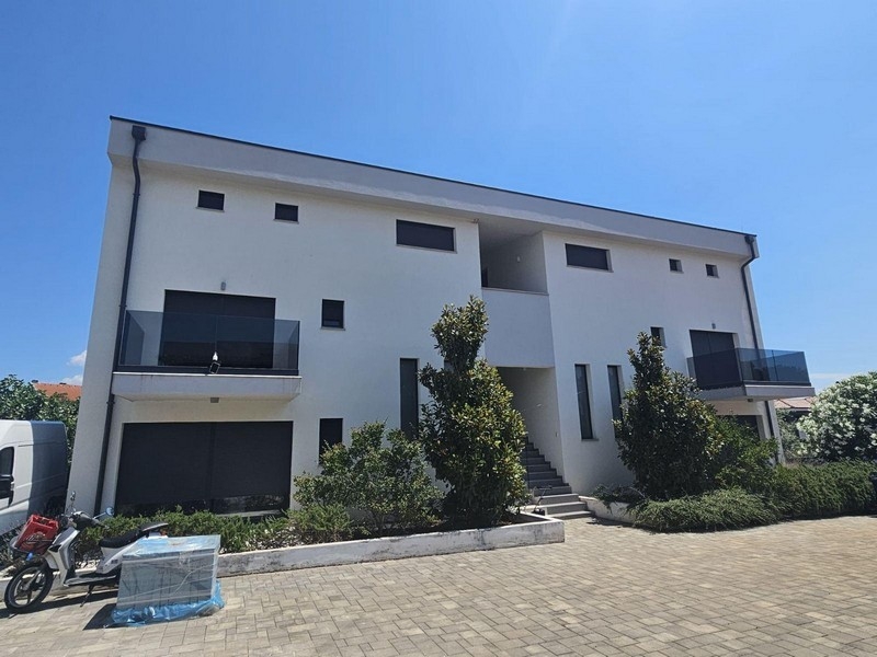 Vue extérieure de la villa avec place de stationnement à Malinska