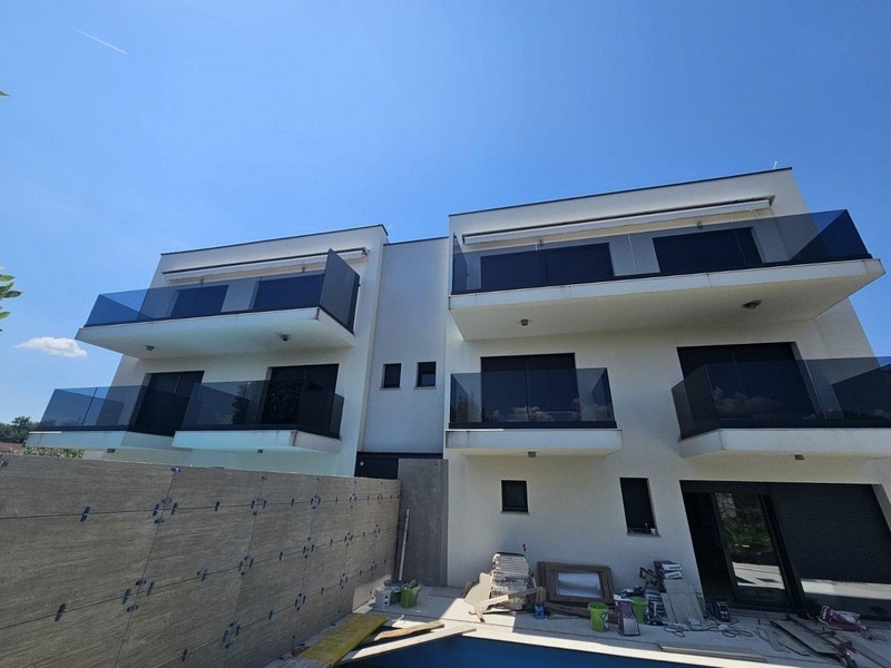 Villa à toit plat et balcons à Malinska sur Krk