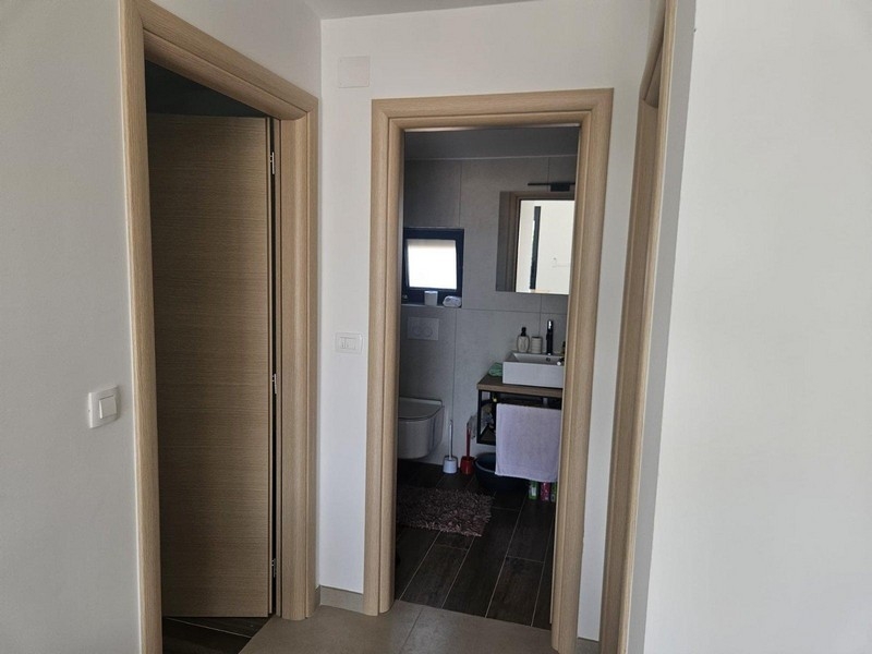 Couloir avec accès à la salle de bains de l'appartement