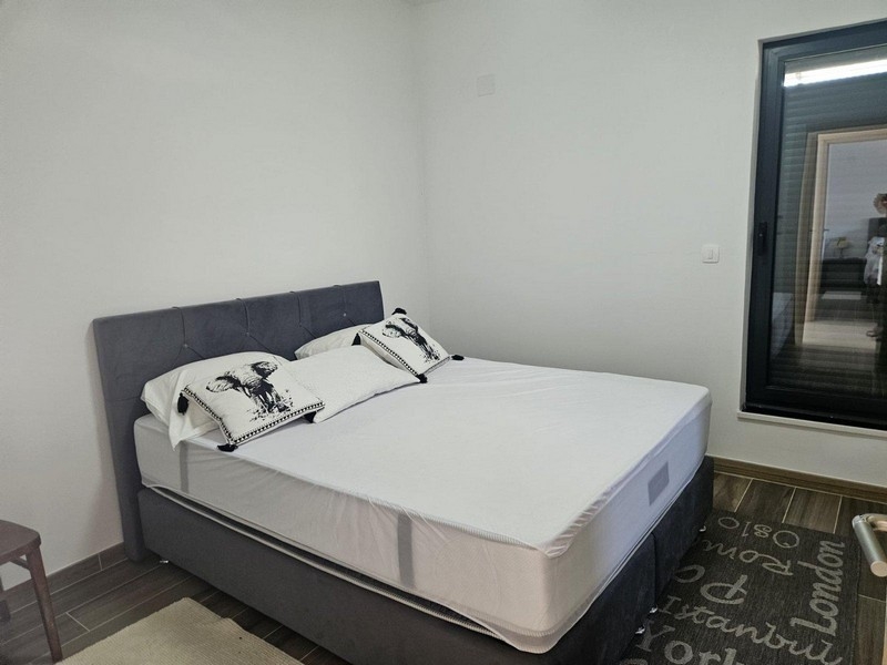 Chambre avec lit double et salle de bains privative