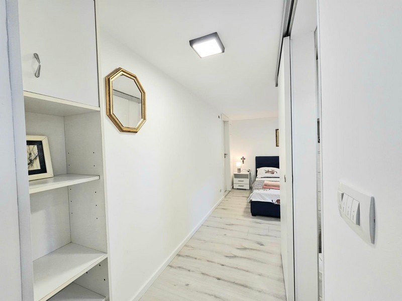 Couloir avec placard intégré et miroir dans l'appartement à Njivice