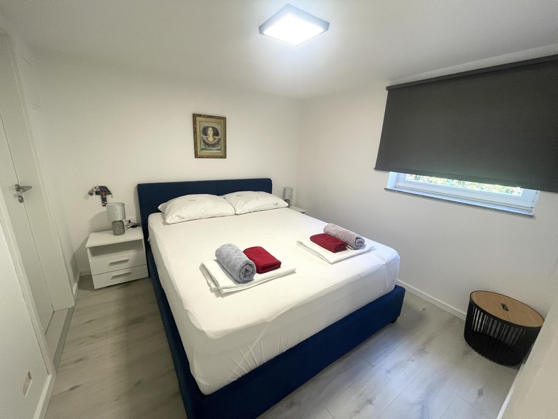 Chambre avec lit double dans l'appartement du rez-de-chaussée à Njivice