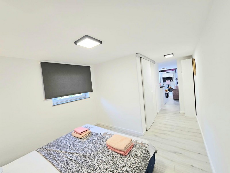 Coin nuit avec lit double et vue sur le couloir sur Krk