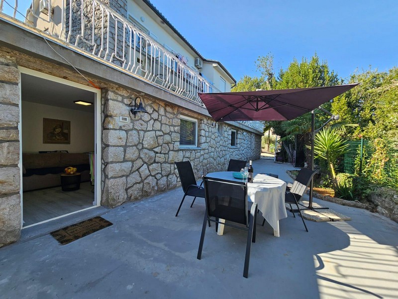 Coin salon sur la terrasse devant la maison en pierre à Njivice sur Krk