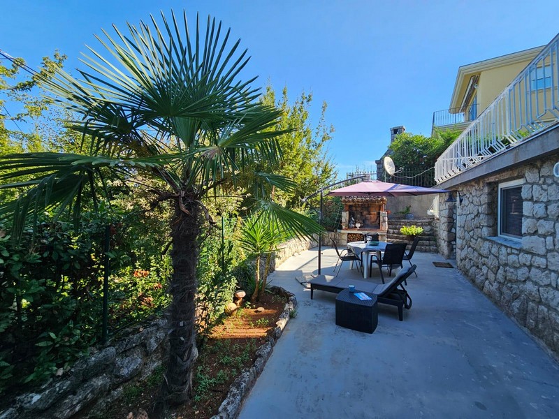 Terrasse avec palmier et bains de soleil de l'appartement à Njivice