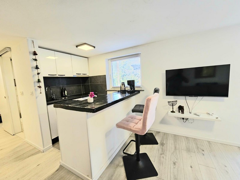 Cuisine avec comptoir et télévision dans l'appartement à Njivice