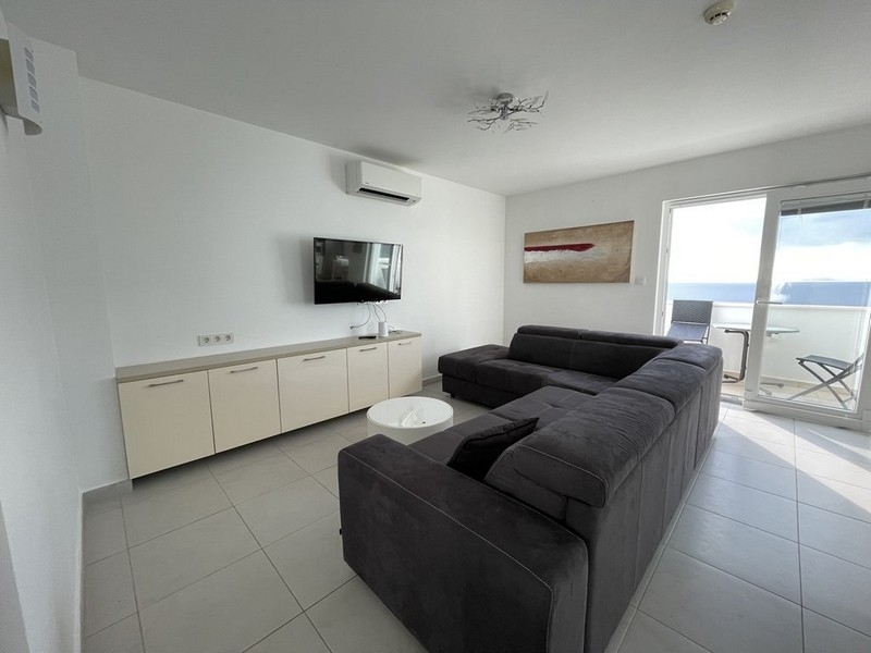 Salon avec climatisation et canapé de l'appartement à Murter
