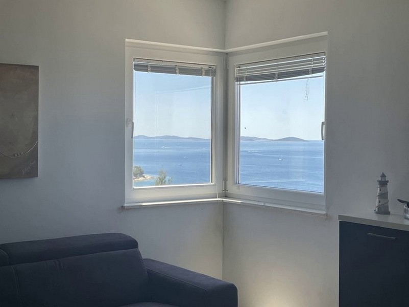 Fenêtre d'angle avec vue sur la mer et les îles devant Murter