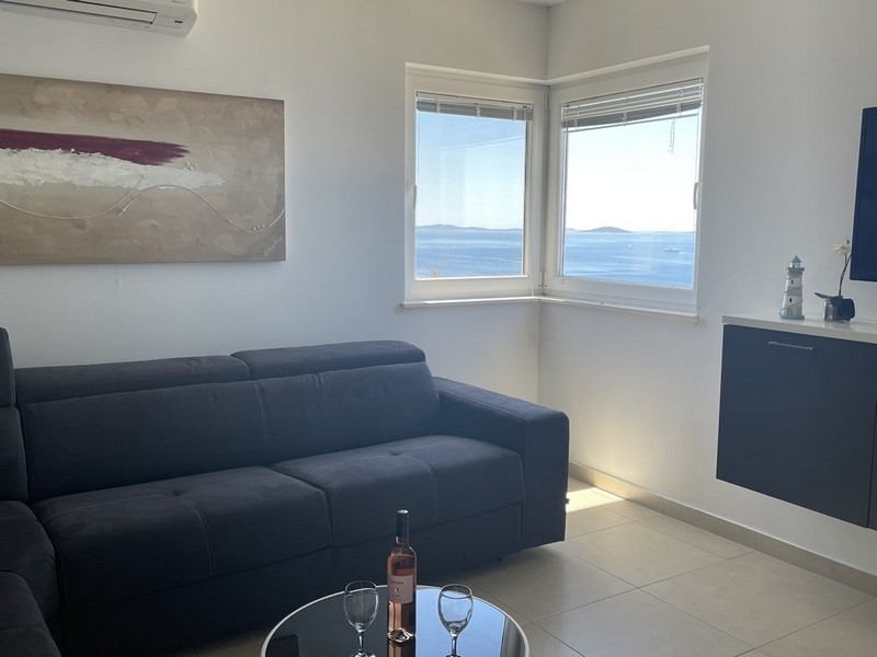 Pièce de vie avec climatisation et vue mer dans un appartement sur Murter