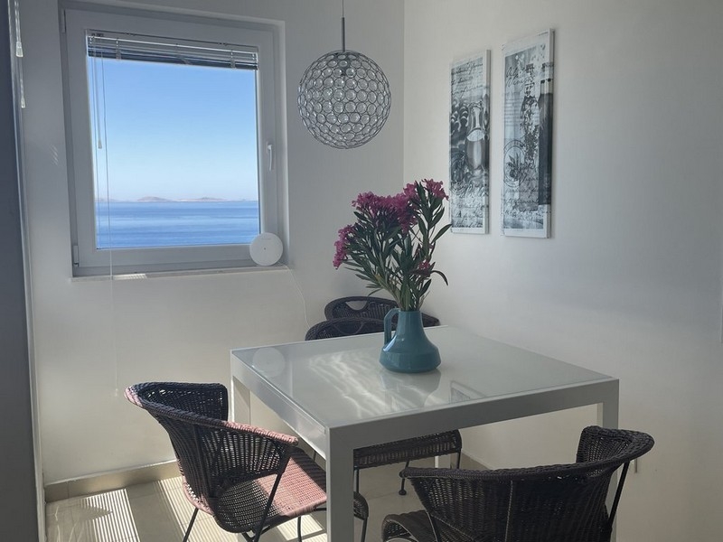 Espace repas avec vue mer dans un appartement meublé sur Murter