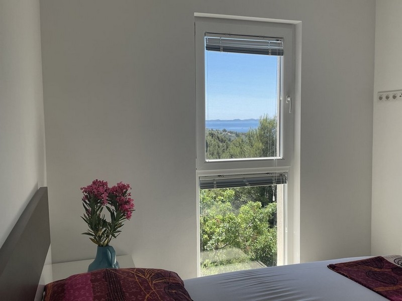 Chambre avec vue sur la mer par la fenêtre, appartement Murter