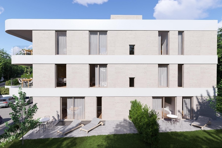 Vue de la façade de la construction neuve à Krk avec grandes baies vitrées