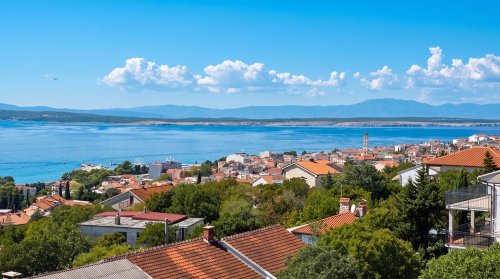 Vue sur Crikvenica, la mer et l'île de Krk