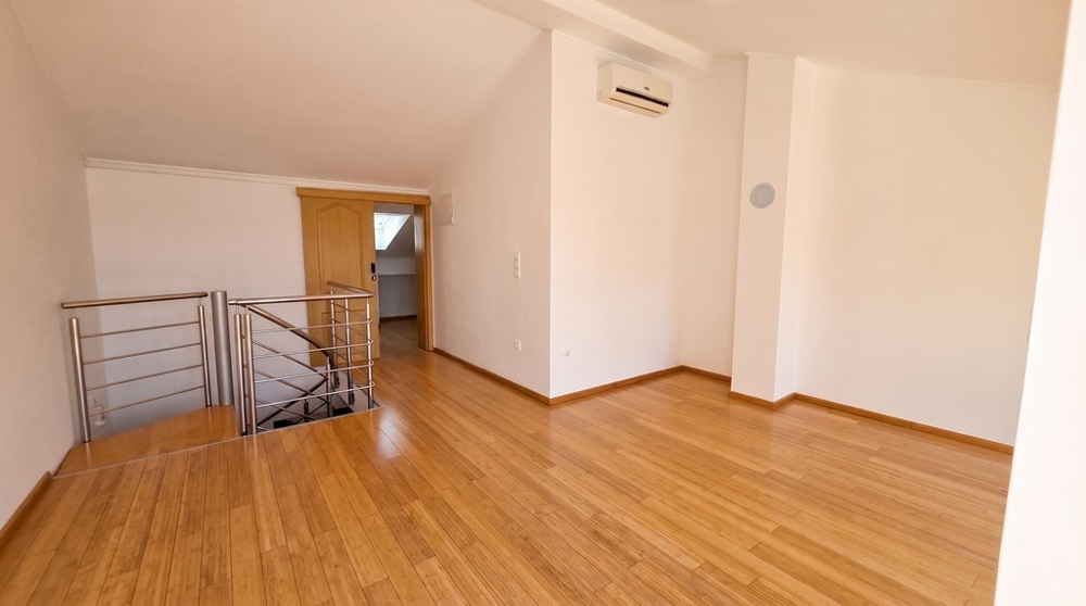 Niveau supérieur avec escalier en colimaçon et accès à la terrasse