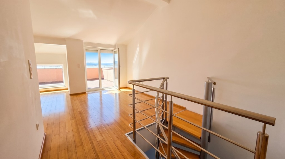 Pièce sous les combles avec escalier en colimaçon