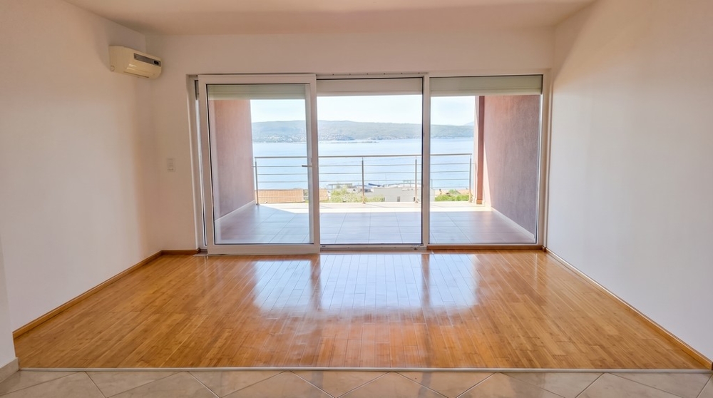 Séjour lumineux avec porte coulissante et vue mer