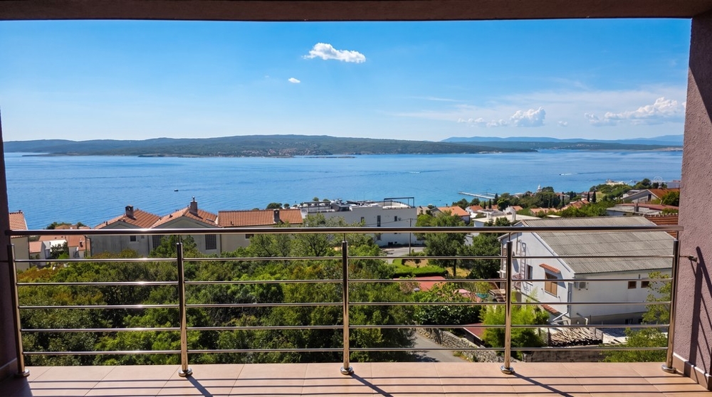 Vue depuis la loggia par-dessus les toits jusqu'à la mer
