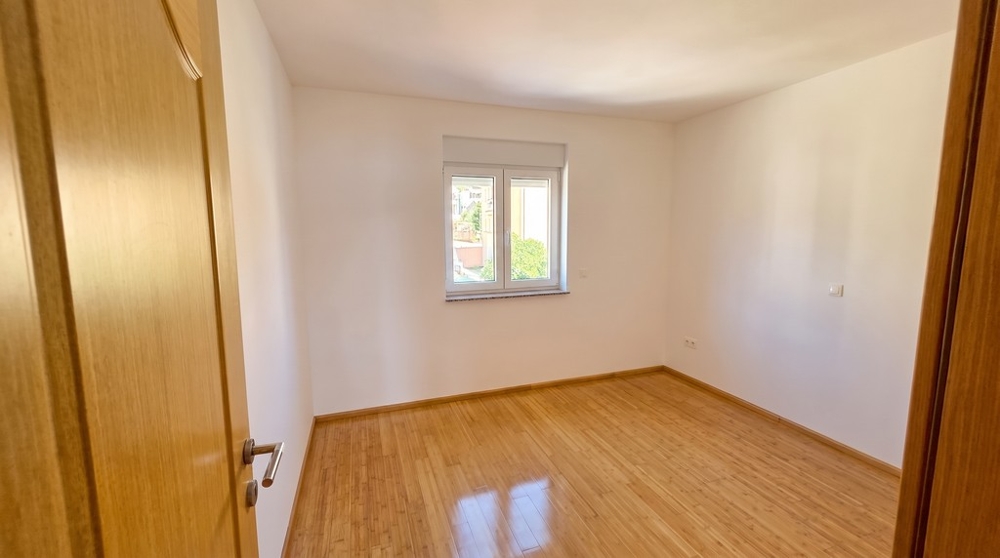 Chambre avec parquet et fenêtre