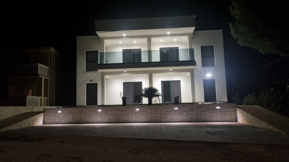 Villa la nuit avec façade éclairée