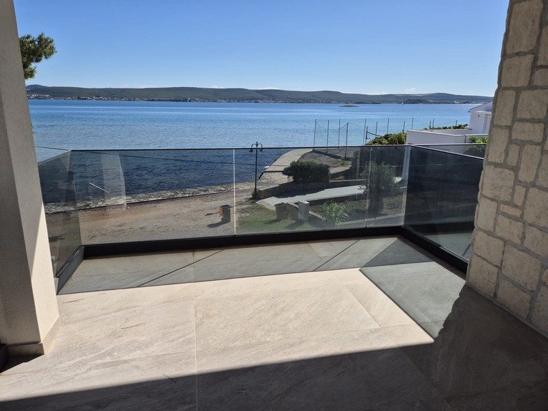 Terrasse couverte du penthouse avec vue sur la mer