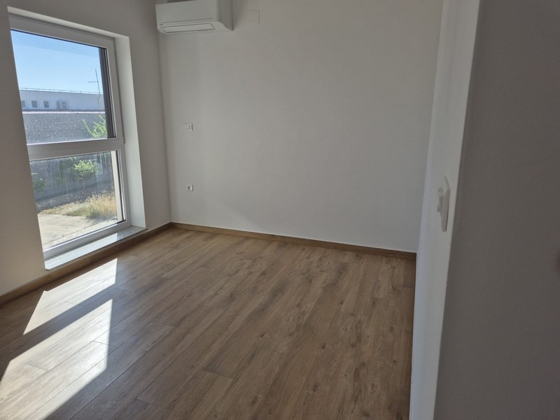 Chambre avec fenêtre et parquet