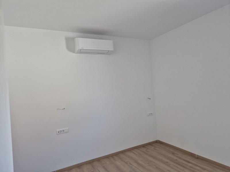 Pièce avec climatisation et murs blancs