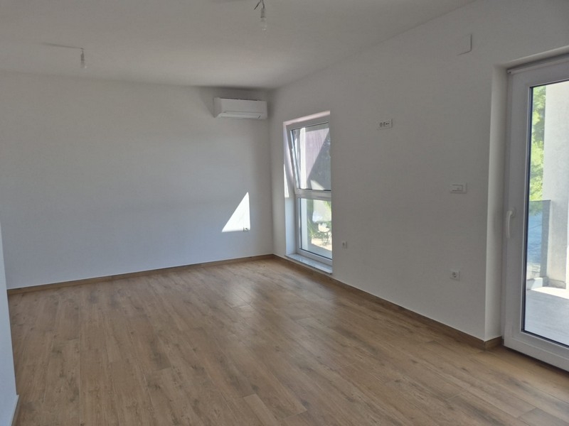 Séjour du penthouse avec parquet et fenêtre
