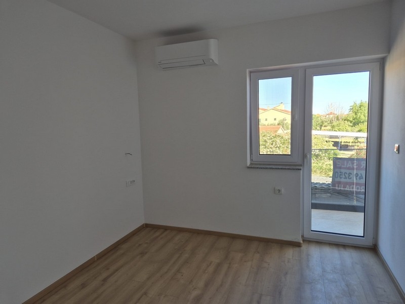 Pièce avec porte donnant sur la terrasse et vue sur l'extérieur