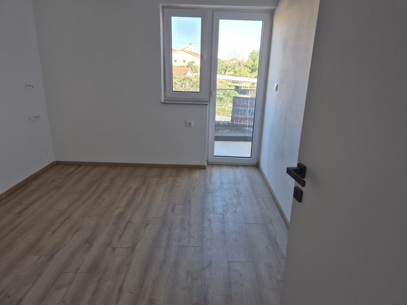 Chambre avec porte donnant sur la terrasse