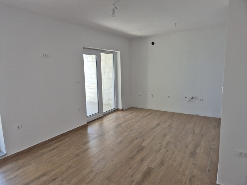 Pièce avec deux portes et parquet clair