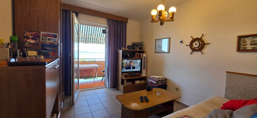 Salon avec accès au balcon, appartement A4103 à Crikvenica