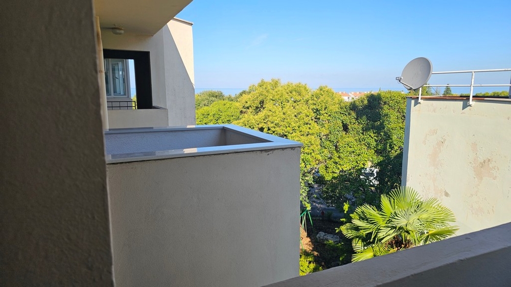 Terrasse de l'appartement avec vue sur la verdure près de Novigrad