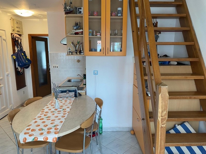 Escalier en bois vers la mezzanine dans le séjour