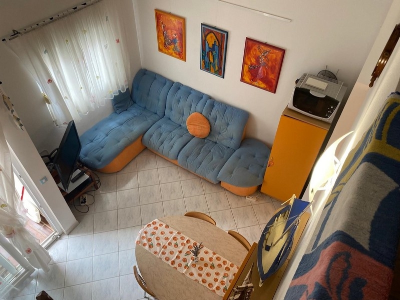 Salon avec canapé et table